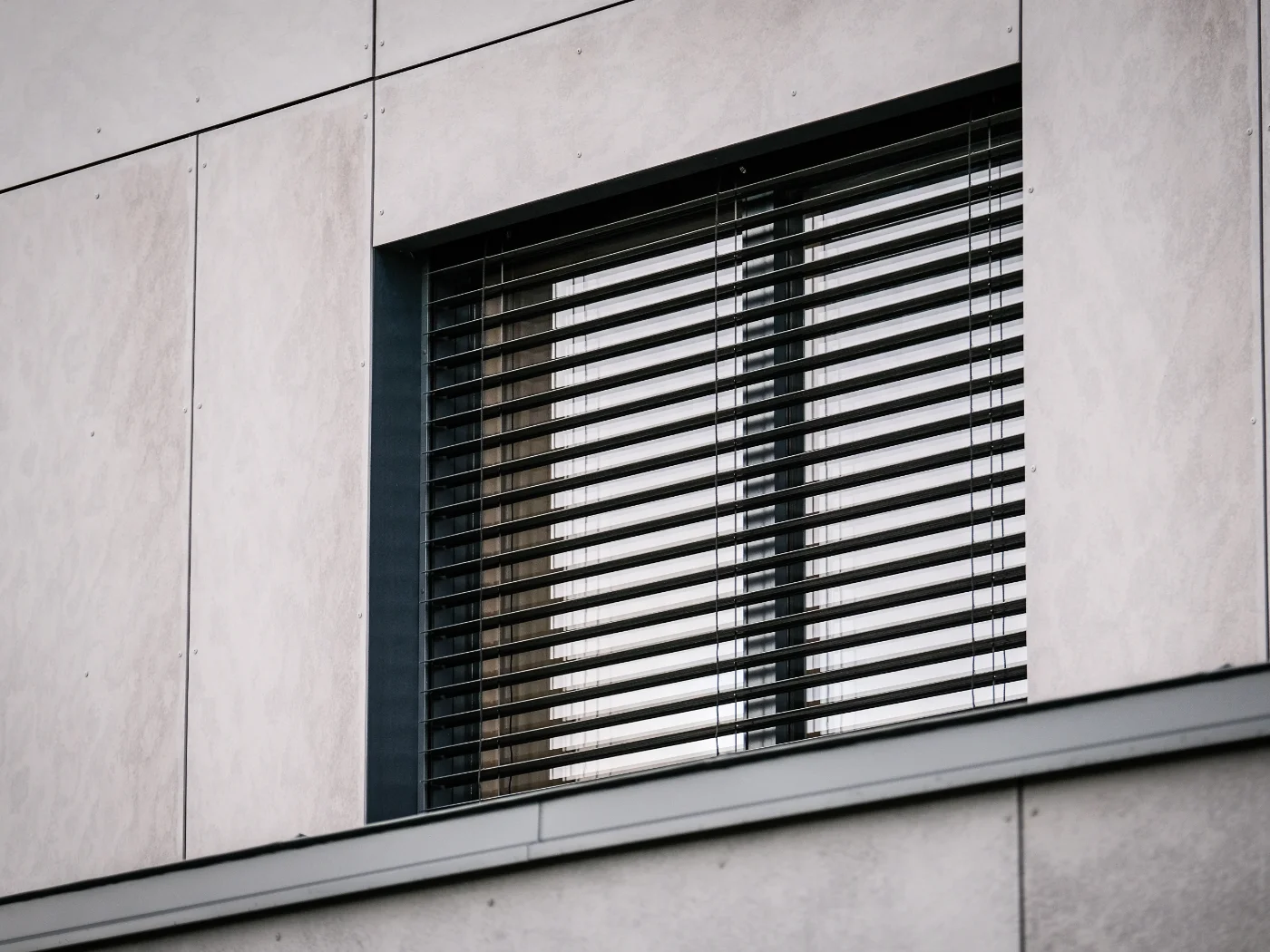 finestra-di-edificio-moderna-e-automatica
